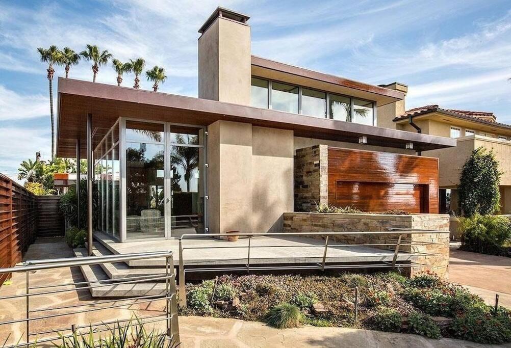 Mid-Century Modern, Award Winning Home, Hot Tub Oceanside Exterior photo